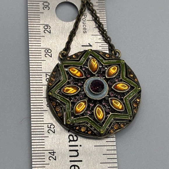 Vintage Avon Medallion Pendant Necklace JP429 - Picture 10 of 11